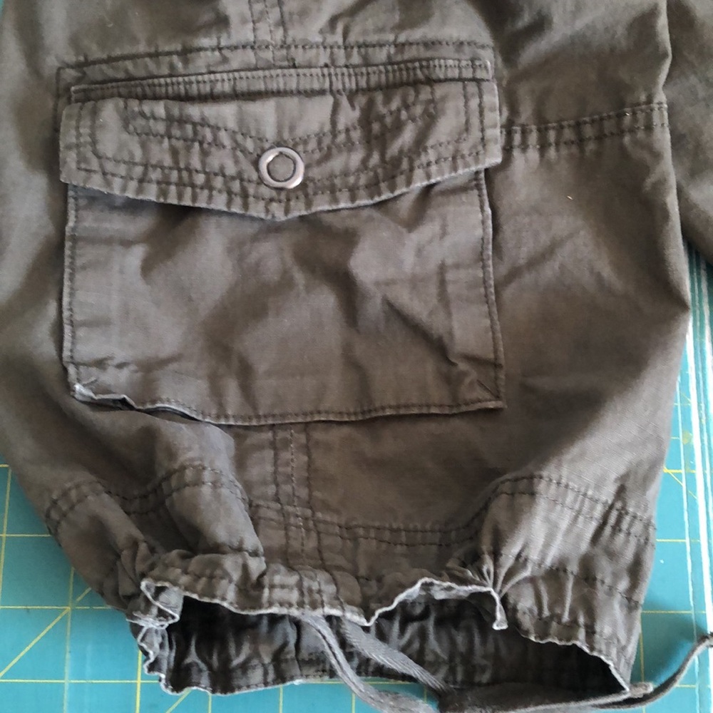 Eddie Bauer Women's Size 16 green Khaki Cargo Capri Pants Hiking Outdoor pockets - Picture 3 of 5